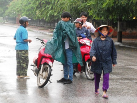 Ninh Bình: Đội mưa đến phòng thi
